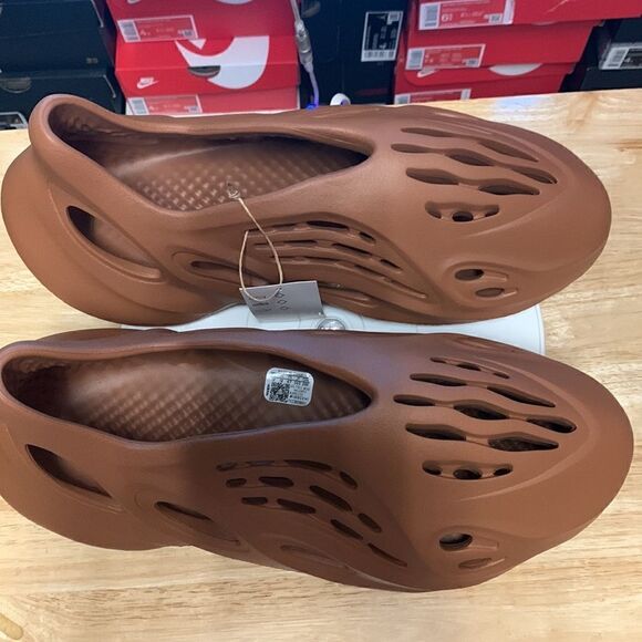 YEEZY FOAM RUNNER ‘RED CLAY’ - Picture 4 of 6